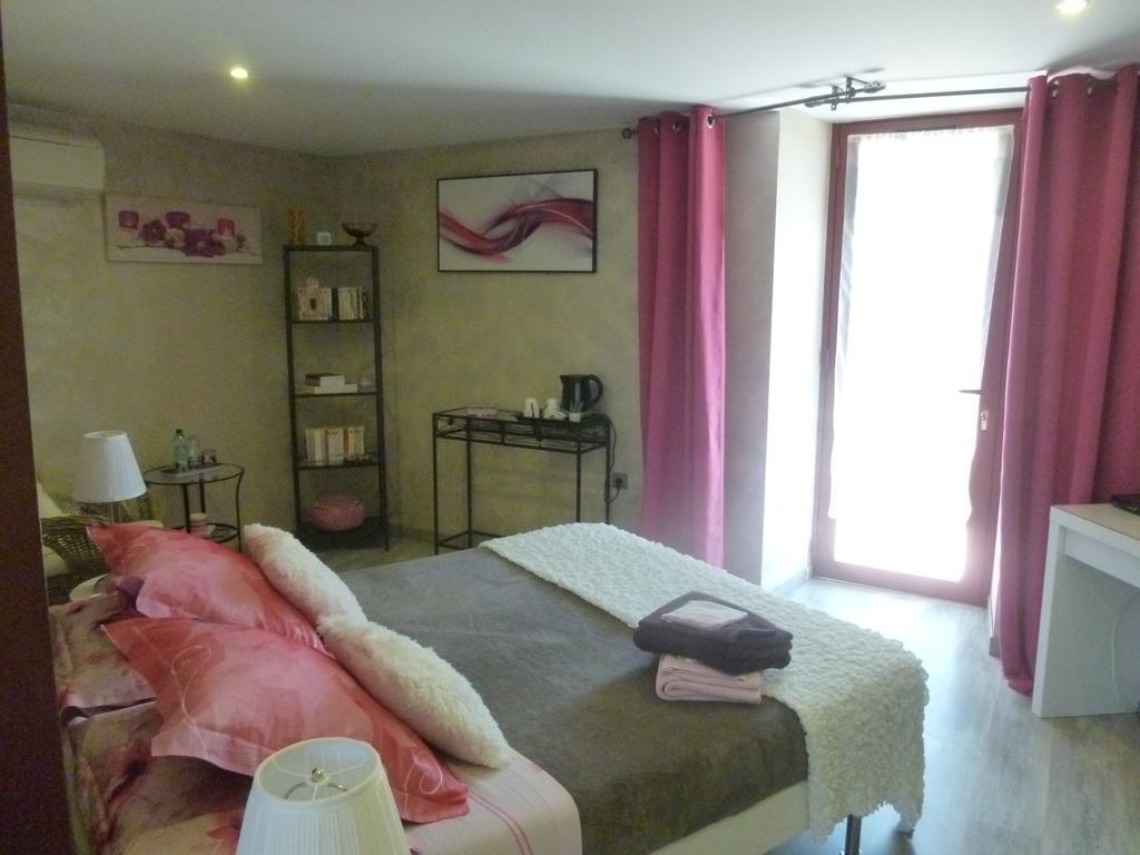 Au Mas De Gamet Bed and Breakfast Théminettes Exteriör bild